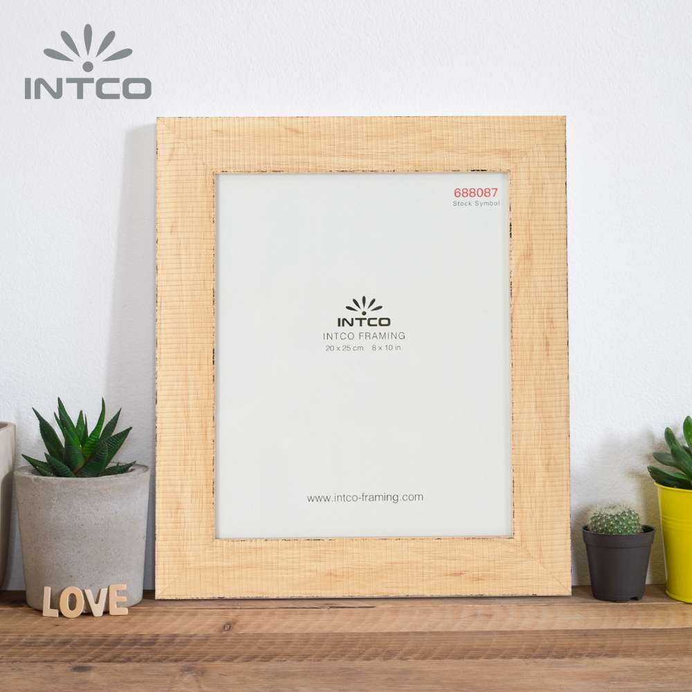 Intco rustic wood picture frame is ideal for displaying family photos